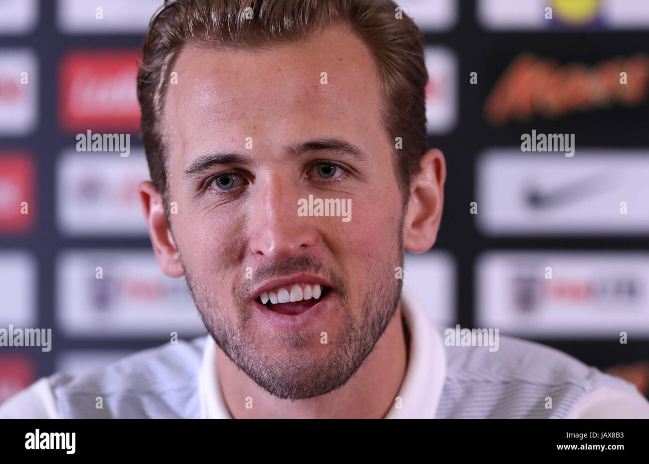 Englands Harry Kane spricht während der Medientag im Hilton St. George's Park, Burton. Stockfoto