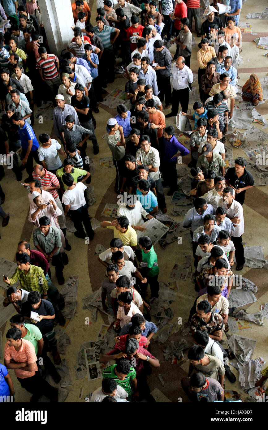 Dhaka City Bewohner anstehen am Kamlapur Bahnhof im Rahmen eines Angebots, ein Ticket nach Hause zu fahren für die Eid-Ul-Fitr zu sichern. Dhaka, Bangladesch. Stockfoto