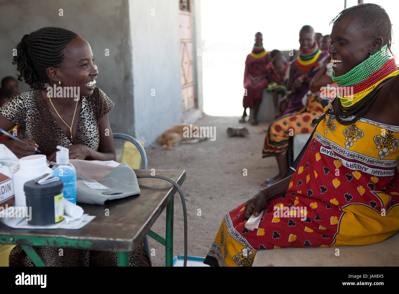 Eine Frau besucht eine Gesundheit Klinik, ländlichen Kenia, Afrika. Stockfoto