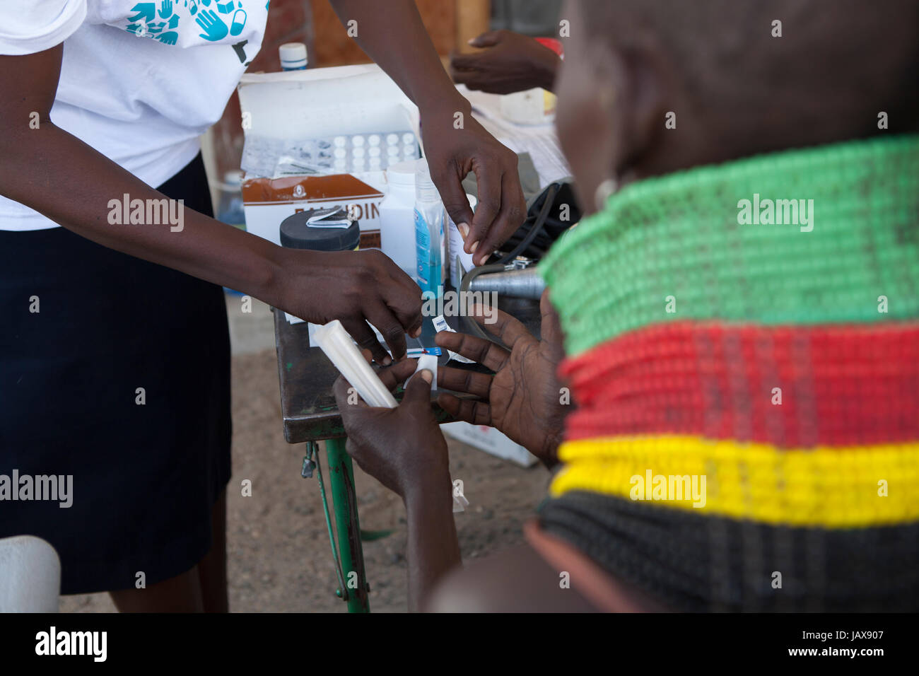 Eine Frau besucht eine Gesundheit Klinik, ländlichen Kenia, Afrika. Stockfoto