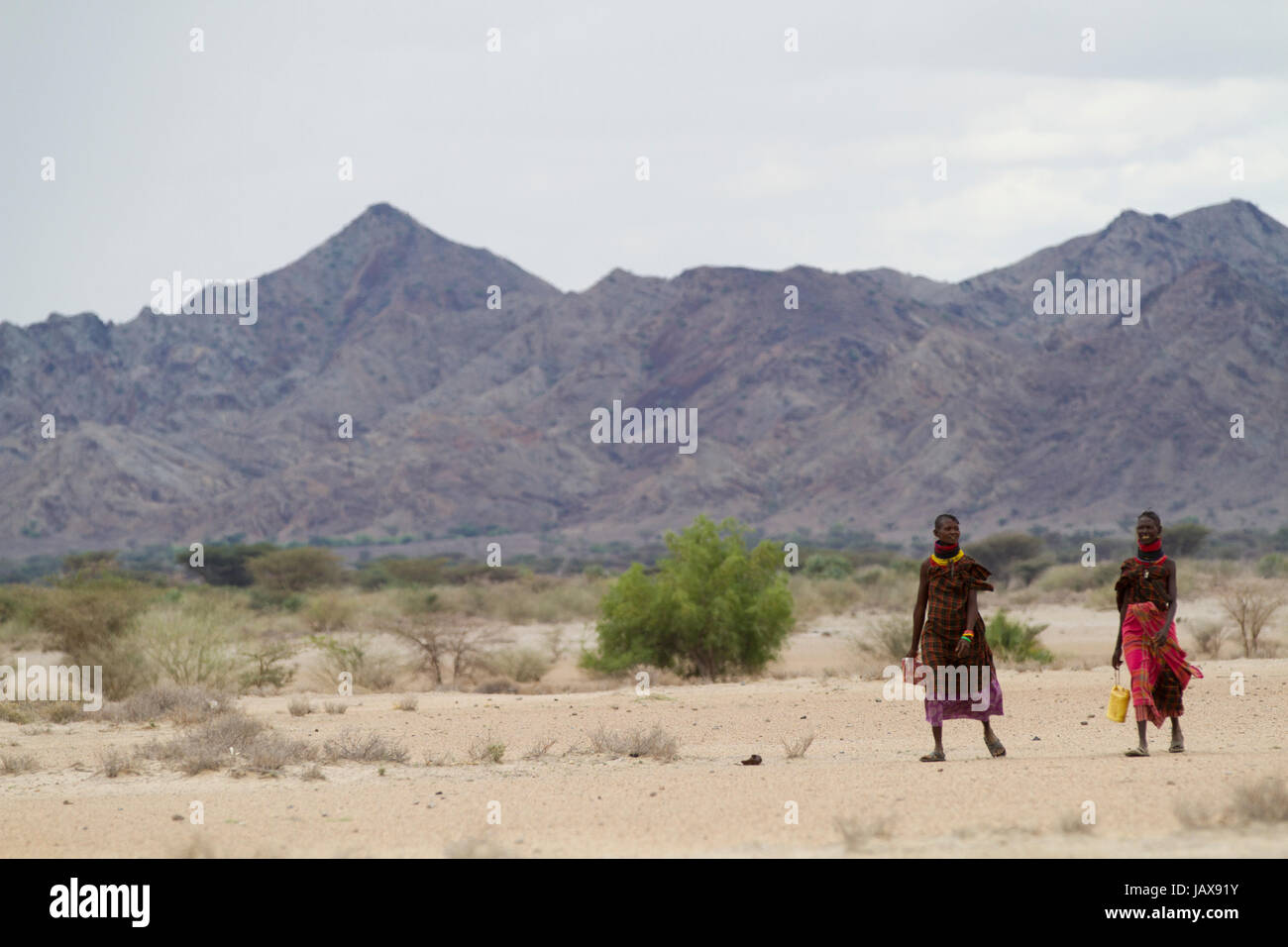 Frauen zu Fuß auf der trockenen Erde, Nord-Kenia, Afrika. Stockfoto