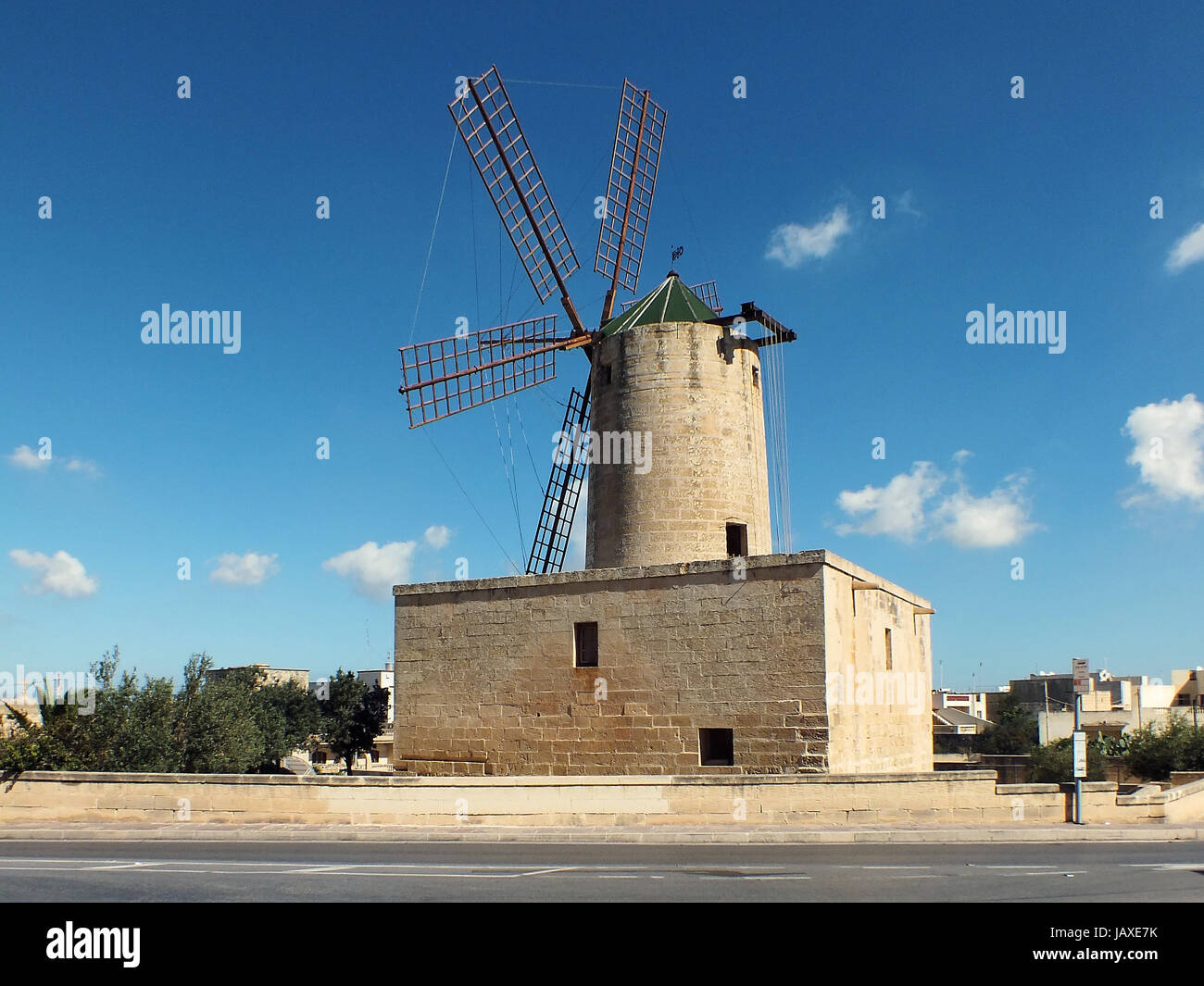 Die Steuer-Xarolla-Windmühle in Zurrieq wurde von Großmeister Manoel de Vilhena 1724 erbaut. Im Jahr 1992 wurde es restauriert in seinen ursprünglichen Zustand ist jetzt die einzige funktionierende Windmühle in Malta Stockfoto