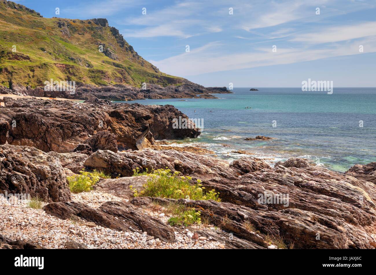 Die zerklüftete Küste im großen Mattiscombe Sand, Devon, England. Stockfoto