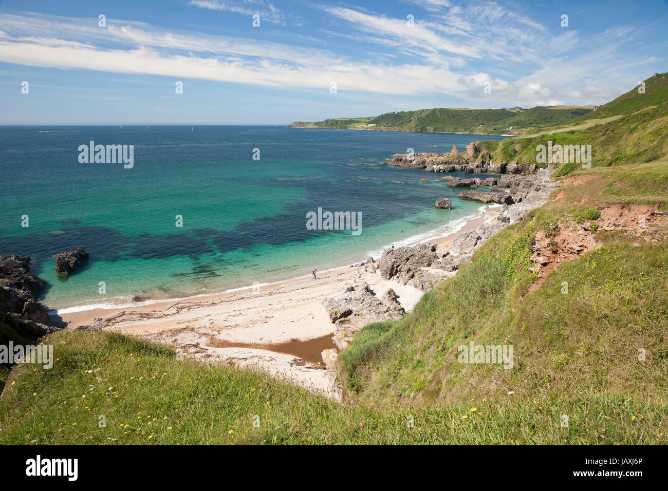 Das schöne smaragdgrüne Wasser im großen Mattiscombe Sand, Devon, England. Stockfoto