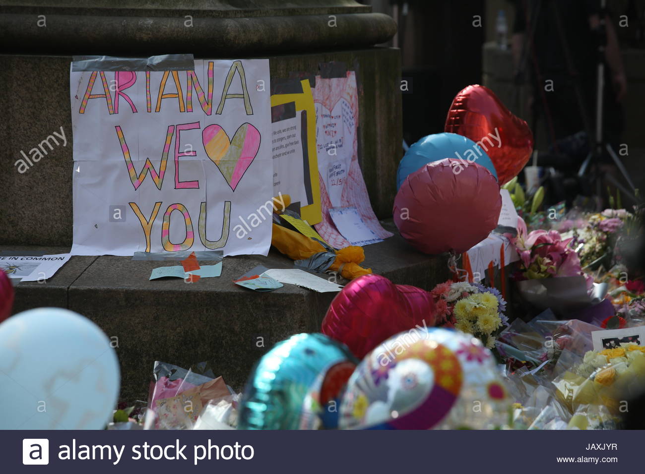 Ein Zeichen, Unterstützung für Popstar Ariana Grande in St Ann's Square Manchester nach der Bombardierung der Stadt erklärt. Stockfoto