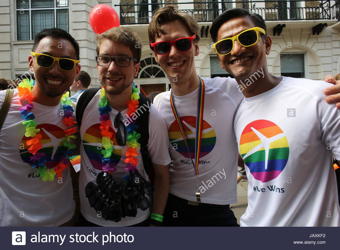 Teilnehmer an der 2016 London Pride Parade posieren für ein Foto. Stockfoto