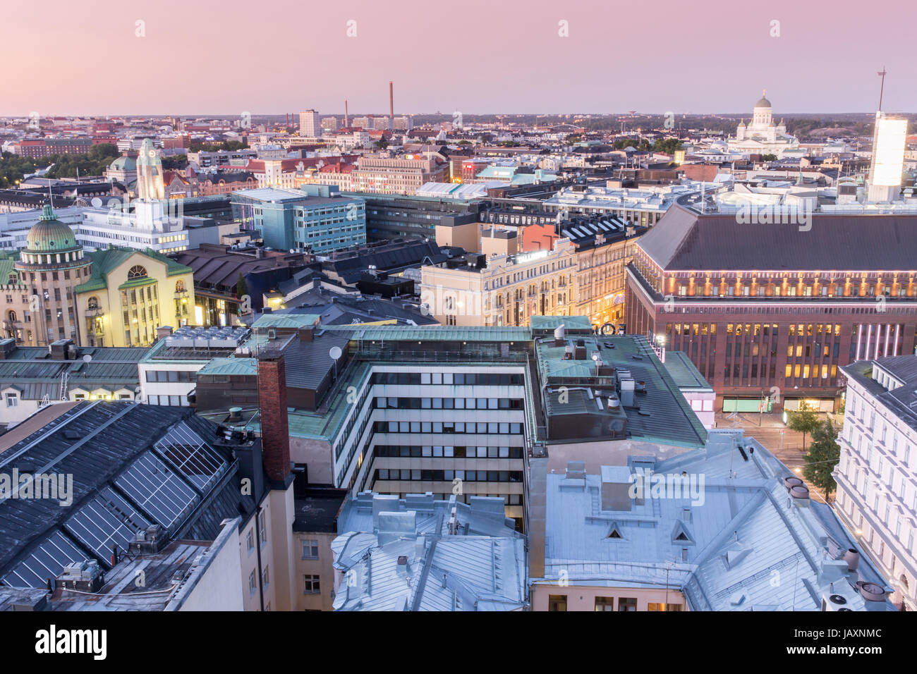 Dämmerung über Helsinki Dächer. Stockfoto