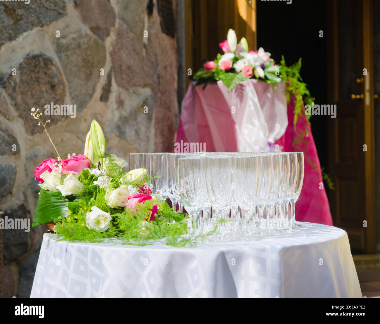 Blumenstrauß und Weingläser für eine Hochzeitstafel Stockfoto