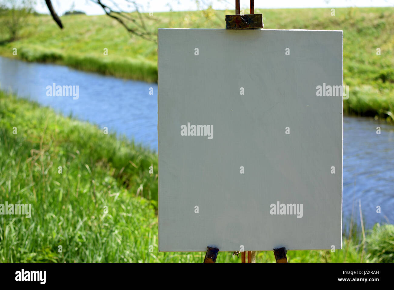 Leere Maler Künstlerleinwand auf hölzerne Staffelei. Schönen Sommer Fluss Landschaft im Hintergrund. Fokus auf Vordergrund. Stockfoto