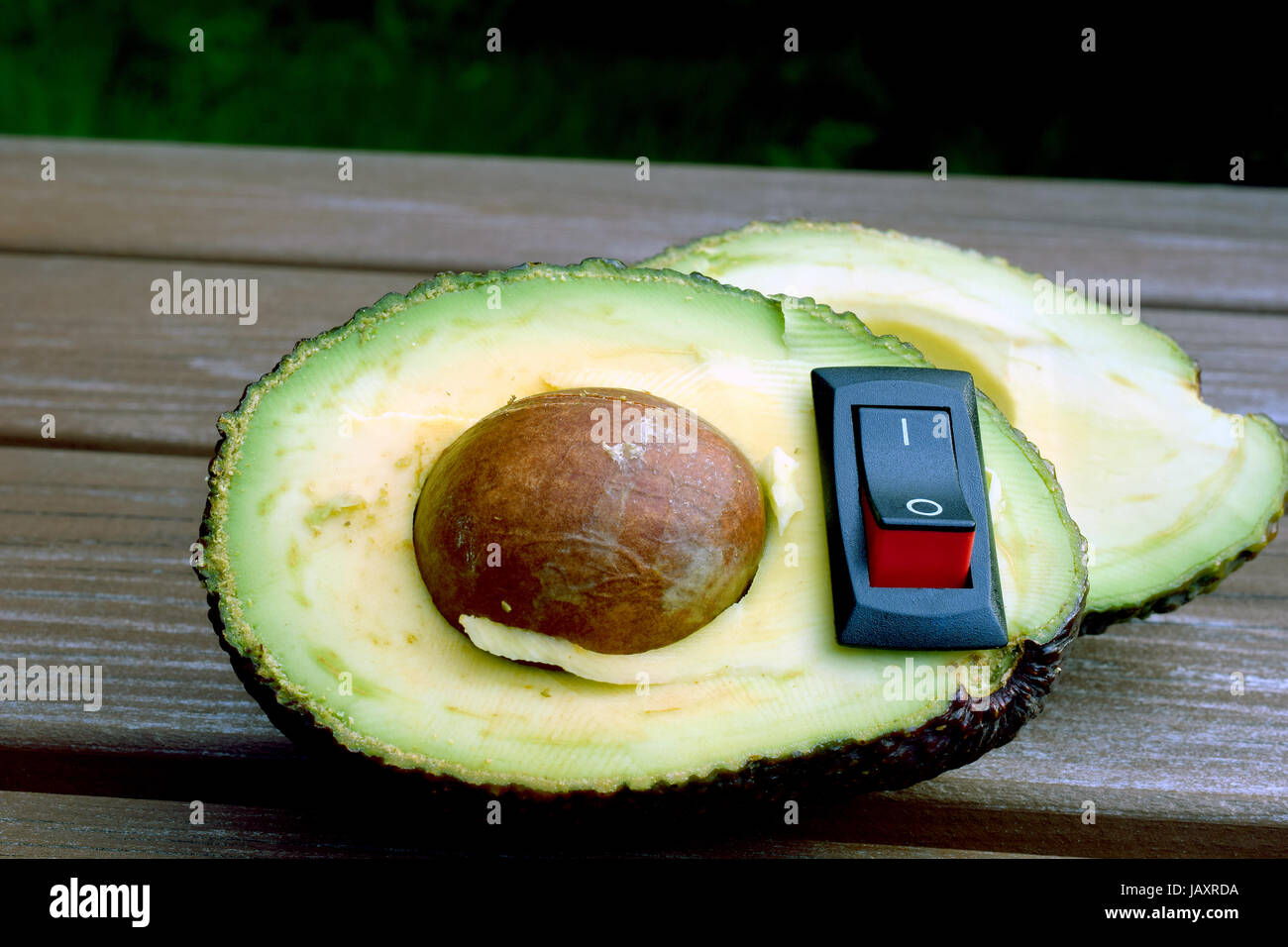 Avocado mit eingefügten ein-/Ausschalter. Konzept von gesunden Lebensmitteln. Stockfoto