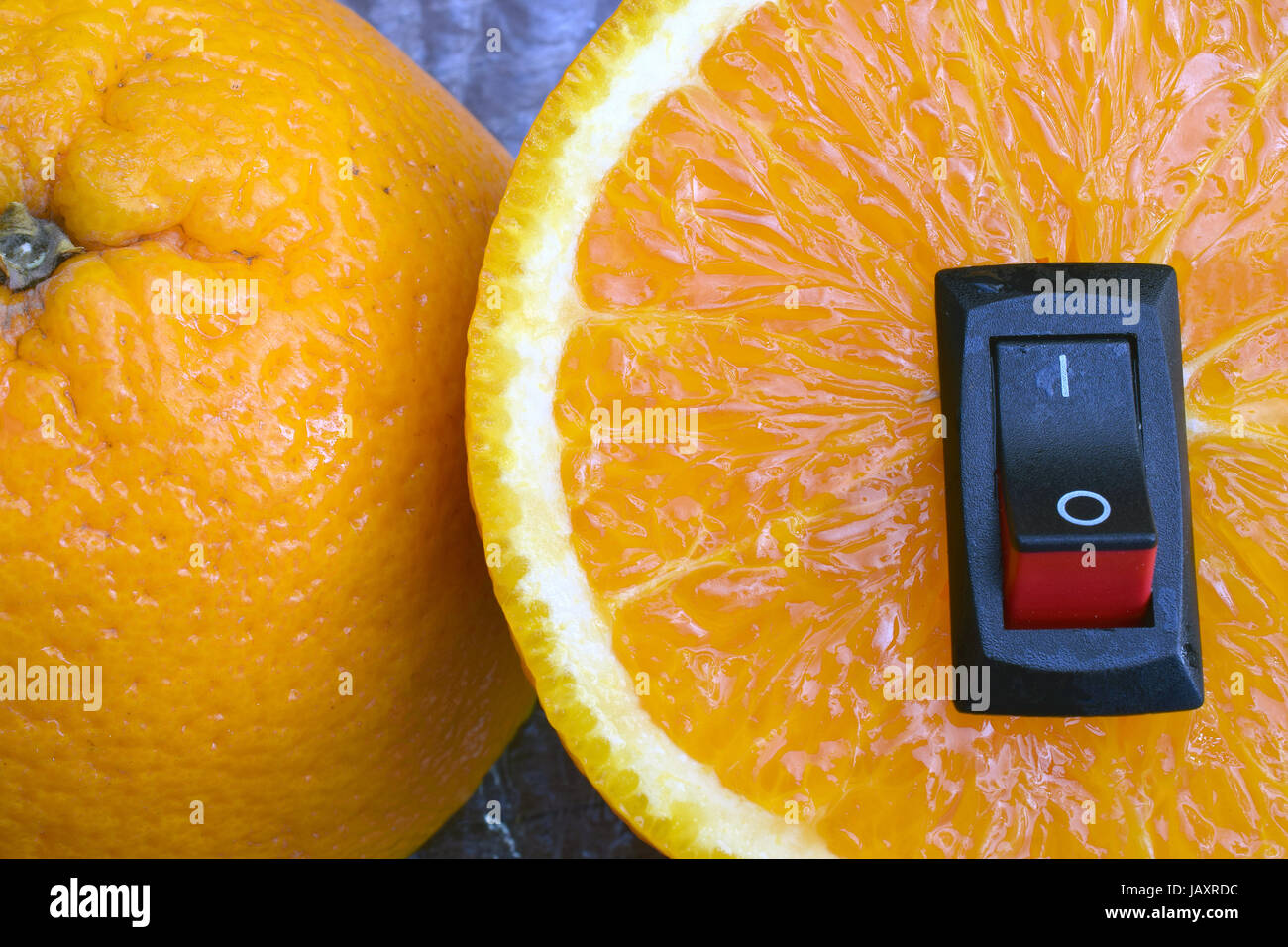 Halbierte saftige Orange mit ein-/Ausschalter auf Position gedreht. Gesunde Ernährung-Konzept. Stockfoto