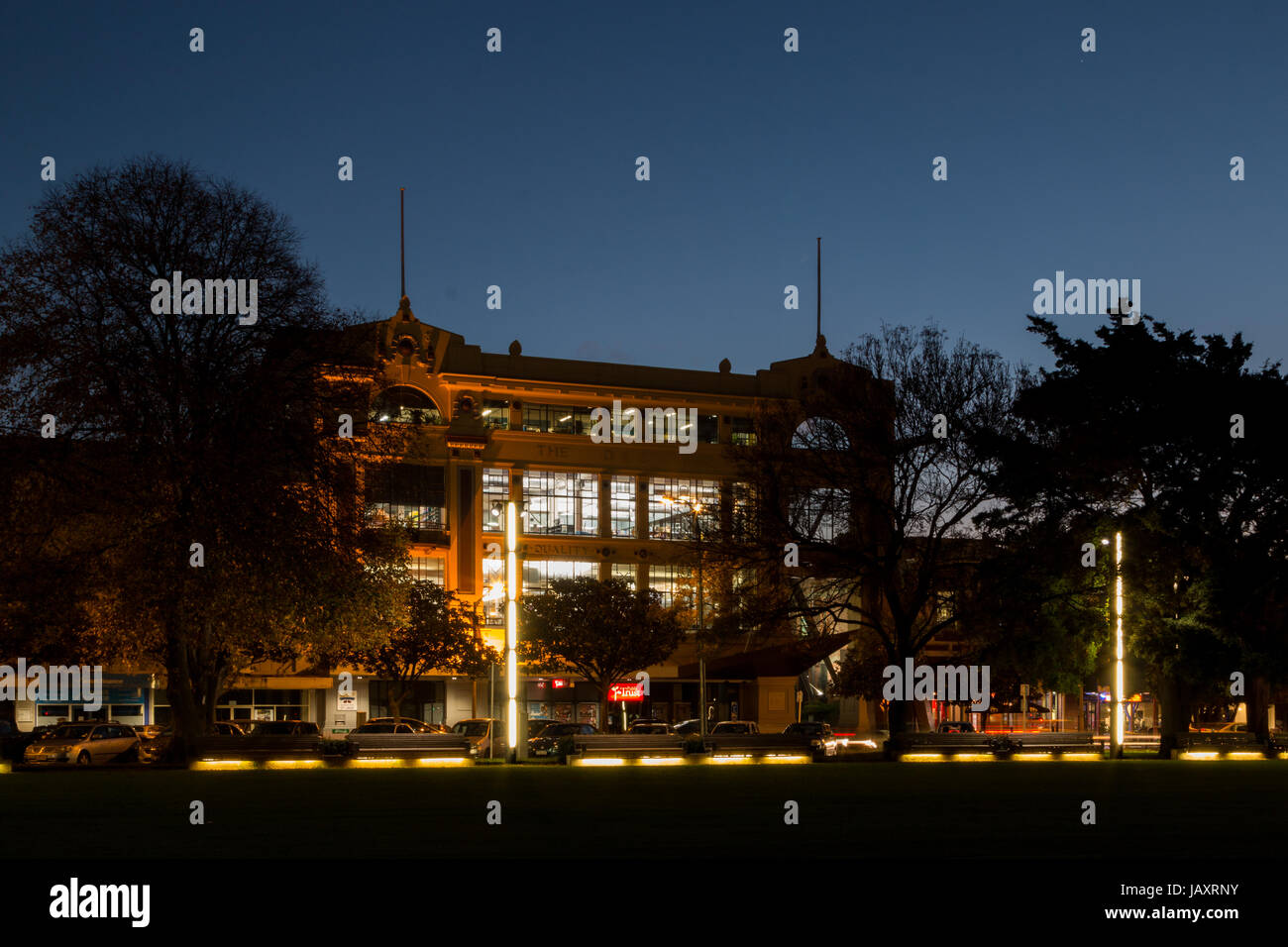 Palmerston North Stadtbibliothek in der Nacht. Stockfoto