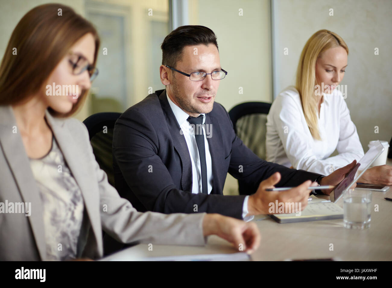 Mit dem Ausdruck ihrer Sicht bei Geschäftstreffen Stockfoto