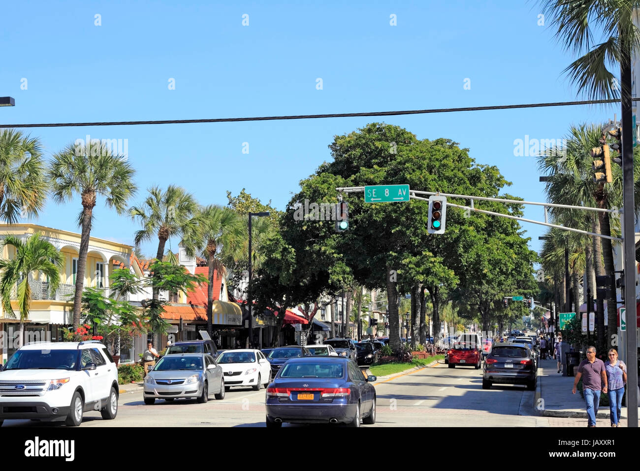 FORT LAUDERDALE, FLORIDA - 3. Februar 2013: Leute gehen und fahren entlang der tropischen und sehr gut bekannten gehobenen, Speise- und Unterhaltungsmöglichkeiten Einkaufsviertel Osten Las Olas Boulevard. Stockfoto