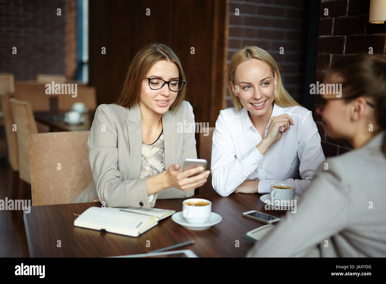 Attraktive Geschäftsfrauen mit Kaffeepause Stockfoto