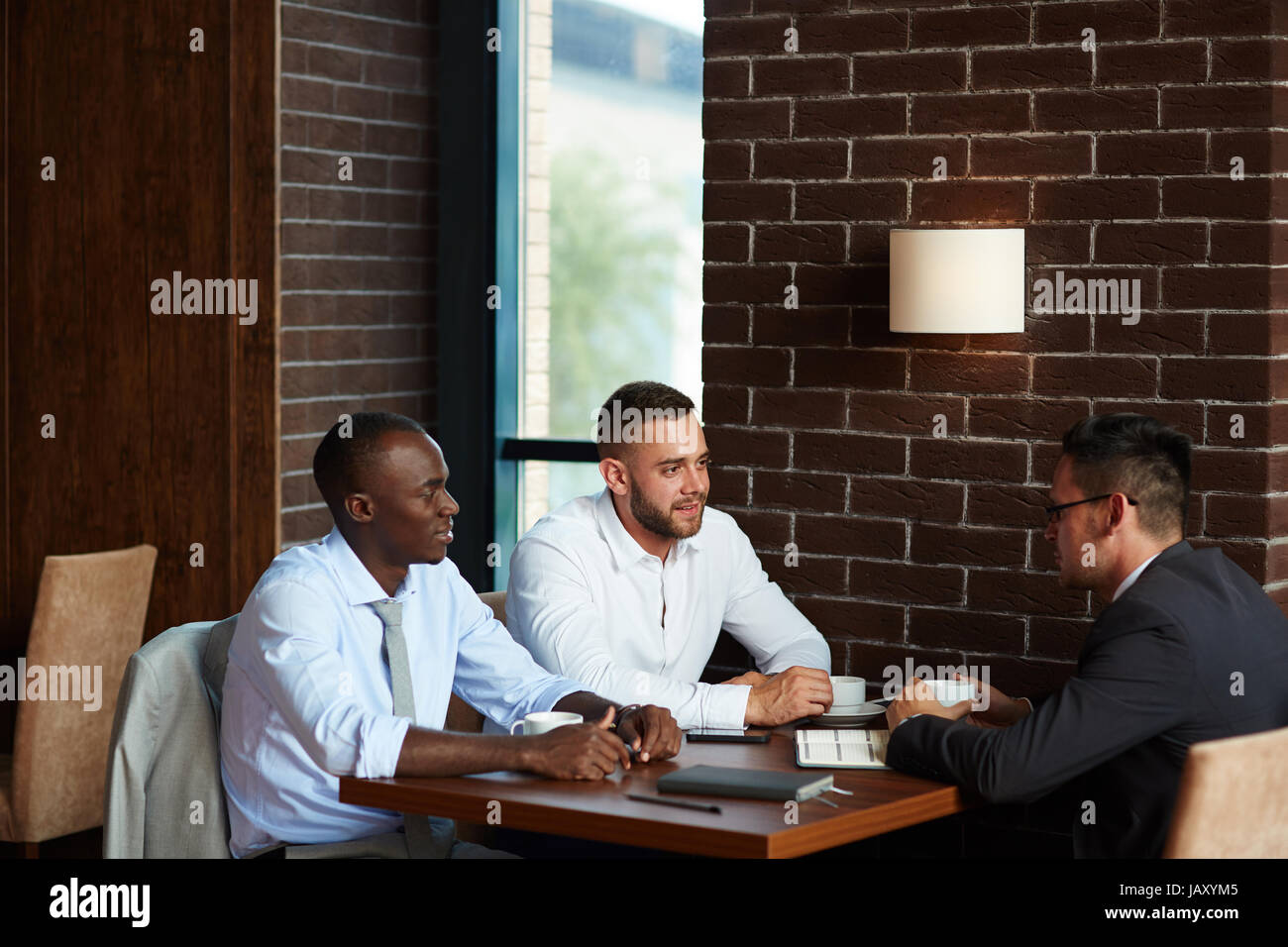 Business-Meeting im gemütlichen Cafe Stockfoto