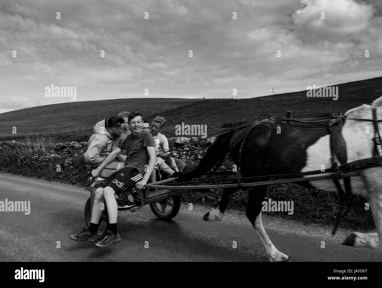 Fahrende jungen auf dem Weg zum Appleby horse fair Cumbria England Juni 2017 Stockfoto