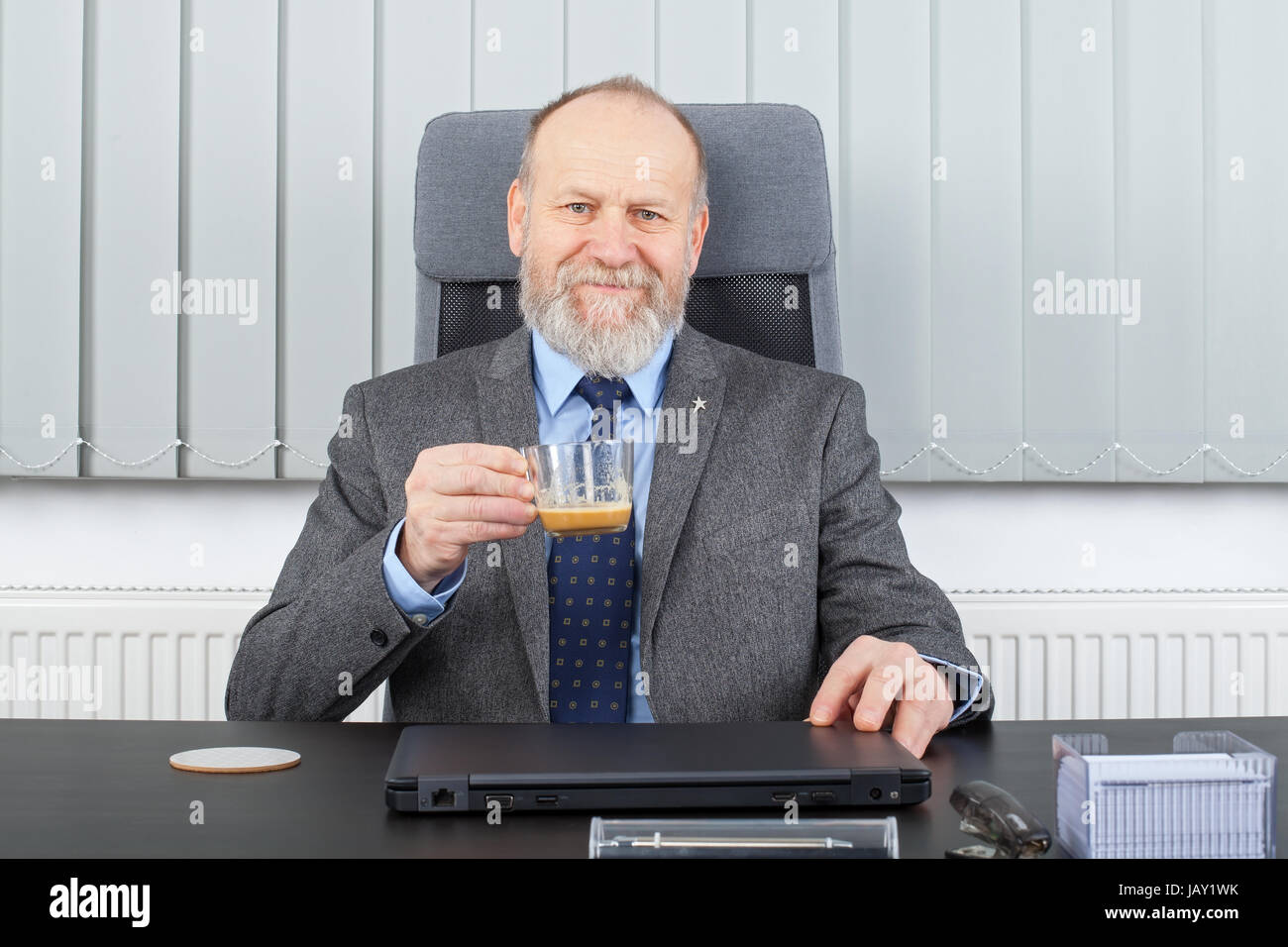 Bild von einem nachdenklichen Manager in einer Kaffeepause im Büro Stockfoto