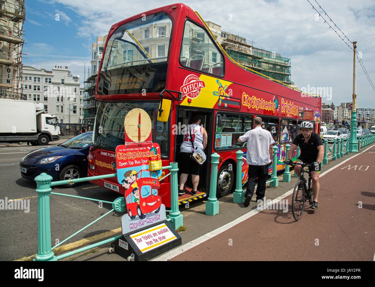 gemischte Gruppe von Menschen Internat Bus in Brighton UK Stockfoto