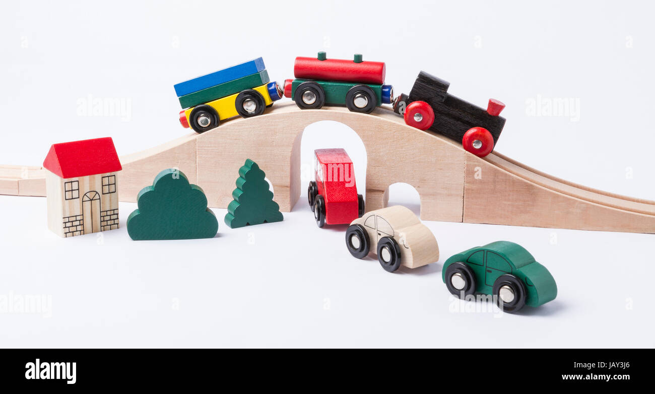 Spielzeug-Verkehr mit Auto und Zug auf grauem Hintergrund isoliert. horizontales Bild Stockfoto