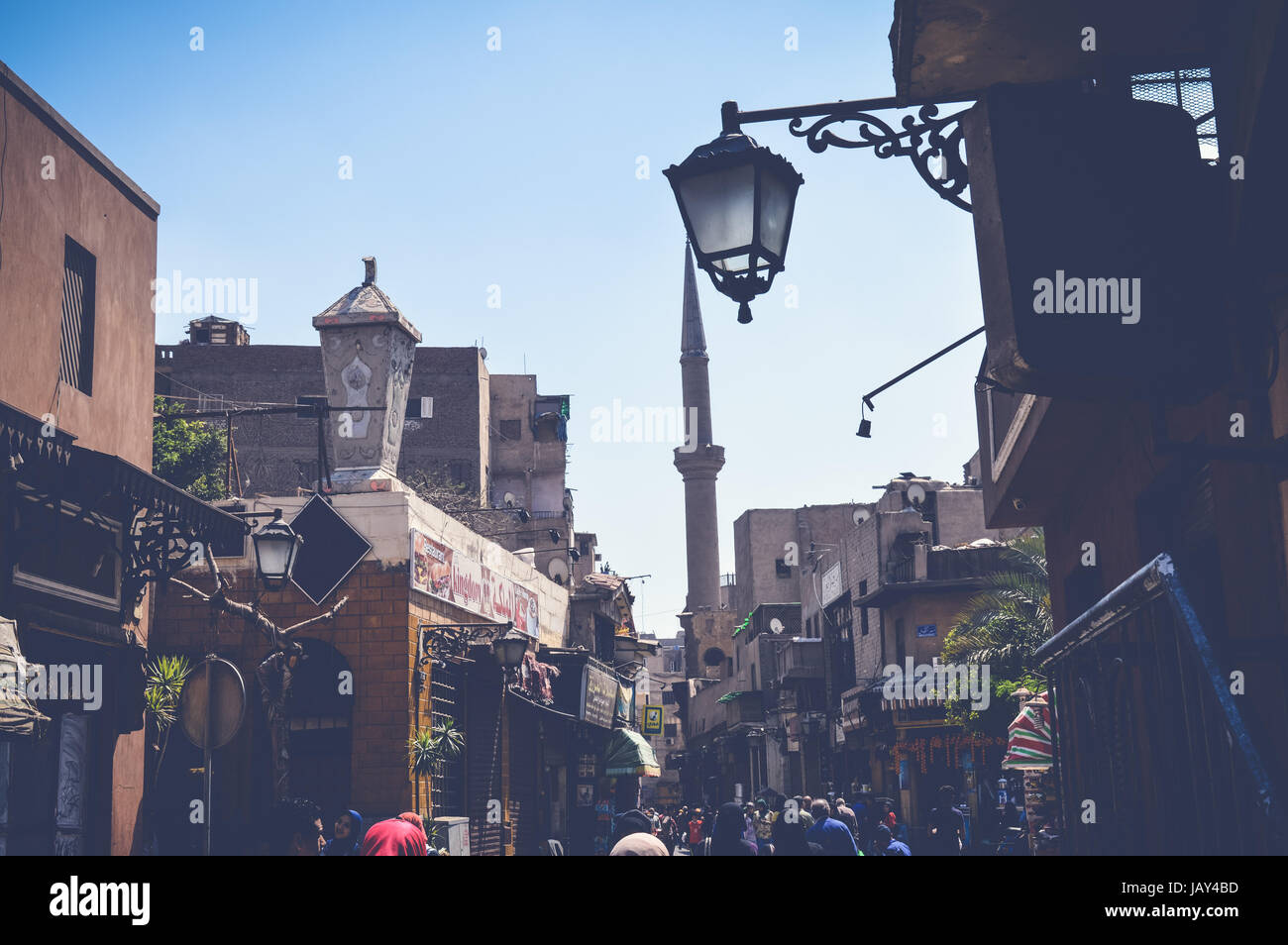 Kairo, Ägypten, 15. April 2017: Ansicht von Menschen bei Muizz Street, alte Straße in Ägypten Stockfoto
