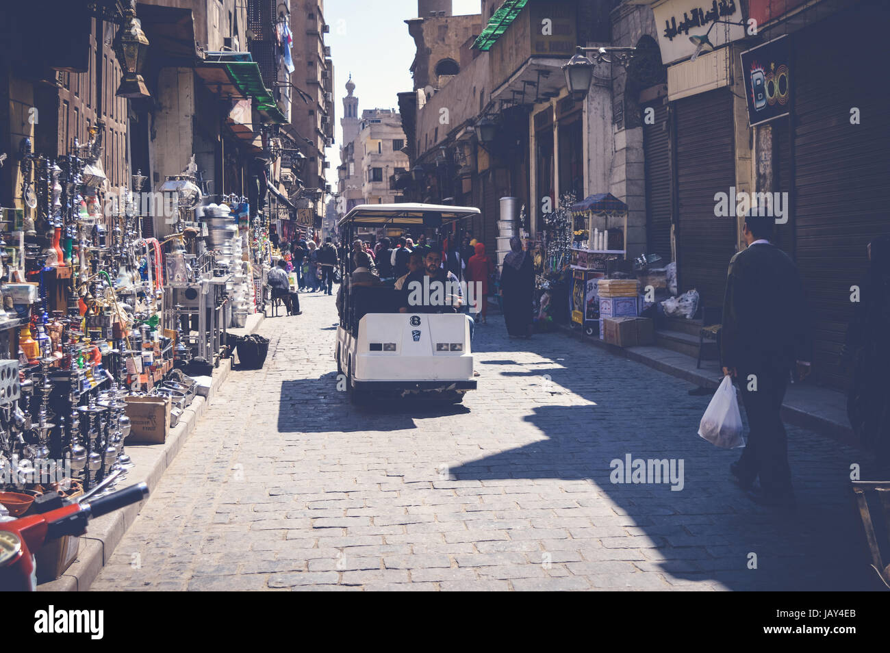 Kairo, Ägypten, 15. April 2017: Ansicht von Menschen bei Muizz street, eröffneten Auto in der alten Straße in Ägypten Stockfoto