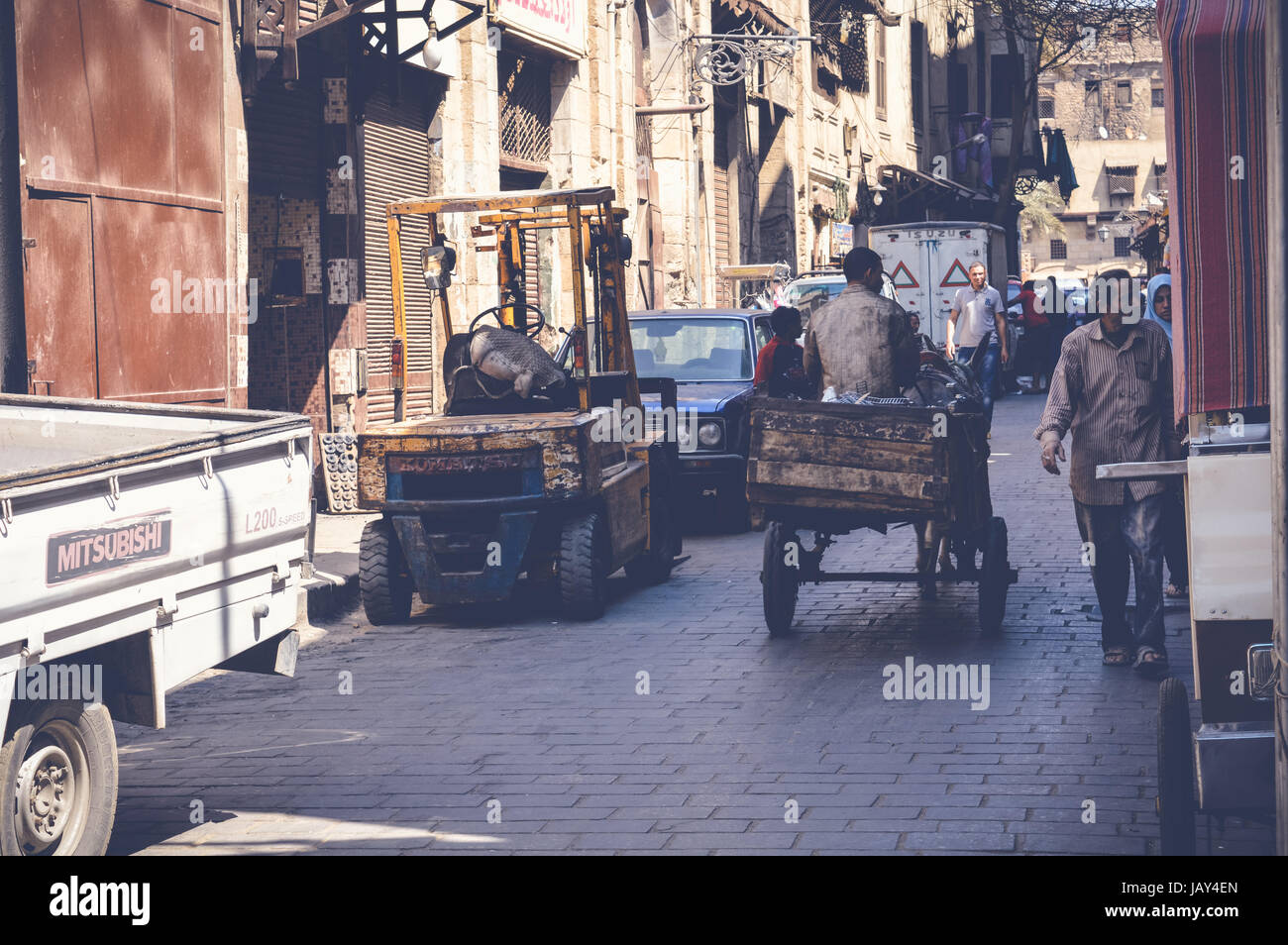 Kairo, Ägypten, 15. April 2017: Ansicht von Menschen bei Muizz Street, alte Straße in Ägypten Stockfoto