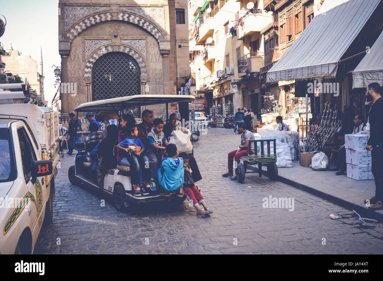 Kairo, Ägypten, 15. April 2017: Ansicht von Menschen bei Muizz street, eröffneten Auto in der alten Straße in Ägypten Stockfoto