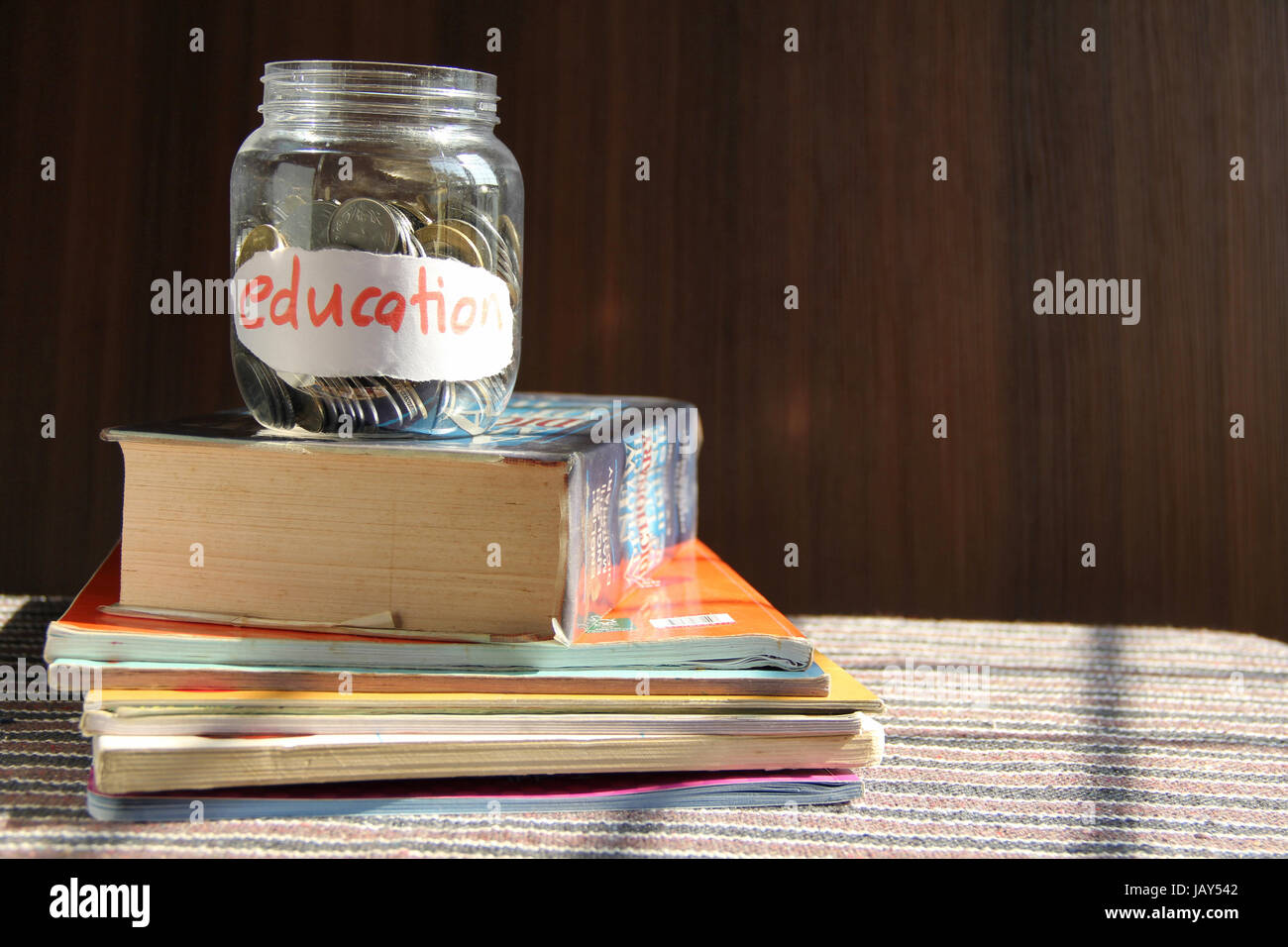 Münzen in Geld Glas mit Bildung Label, Finanzen Konzept Stockfoto