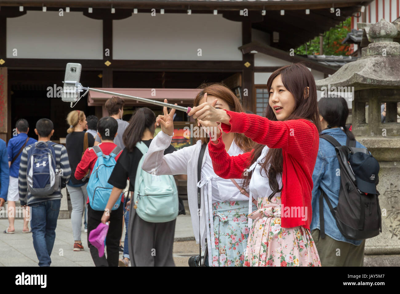 Chinesische Mädchen nehmen Selfie auf Kiyomizu-Dera-Tempel in Kyoto, Japan. Stockfoto