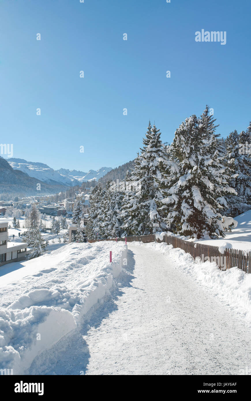 Winterlandschaft in St. Moritz (Deutsch: Sankt Moritz; Italienisch: San  Maurizio), ein Kurort im Engadin in der Schweiz Stockfotografie - Alamy