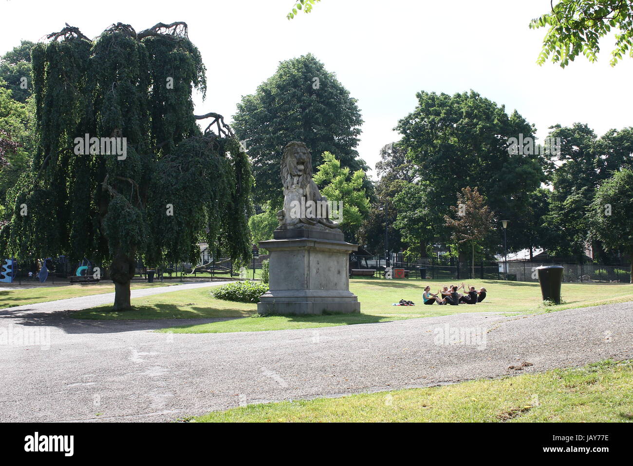 Kronenburgerpark im Zentrum von Nijmegen in den Niederlanden mit 30m hohen Kruittoren (1426), Teil der ehemaligen mittelalterlichen Stadt Burgwall Stockfoto