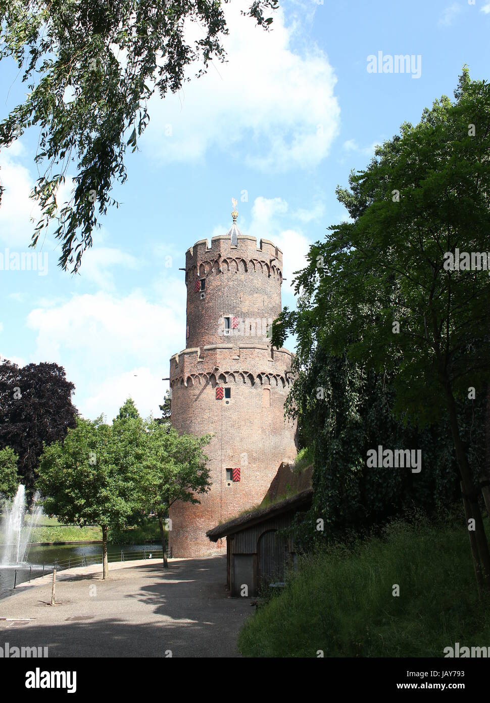Kronenburgerpark im Zentrum von Nijmegen in den Niederlanden mit 30m hohen Kruittoren (1426), Teil der ehemaligen mittelalterlichen Stadt Burgwall Stockfoto