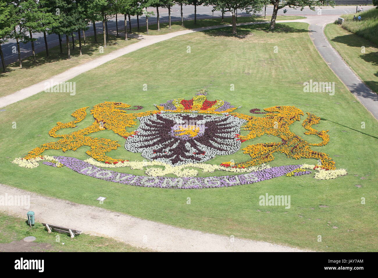 Wappen der Stadt Nijmegen bestehend aus bunten Frühlingsblumen. Gesehen vom Valkhof Park / Belvédère Hügel. Nijmegen, Gelderland, Niederlande. Stockfoto