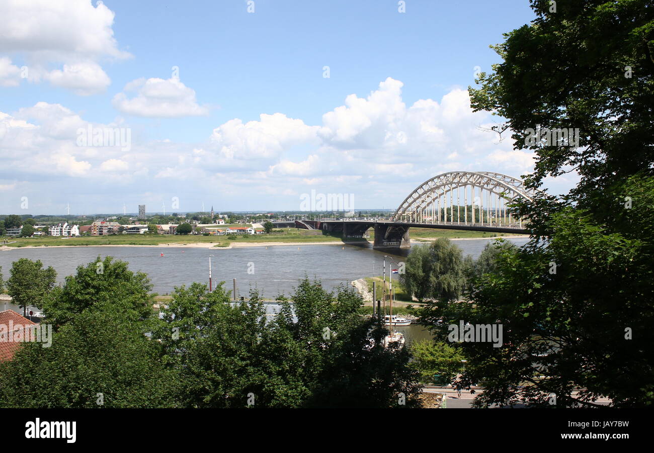 Waalbrug (1936), 600m lange Bogenbrücke über den Fluss Waal in Nijmegen, Gelderland, Niederlande. Stockfoto