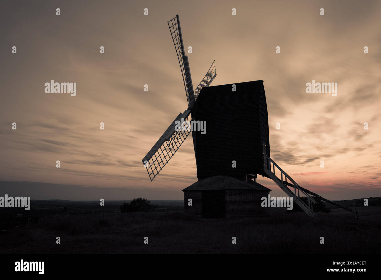 Die Mühle am Brill bei Sonnenuntergang auf einem schönen Juni abends. Stockfoto