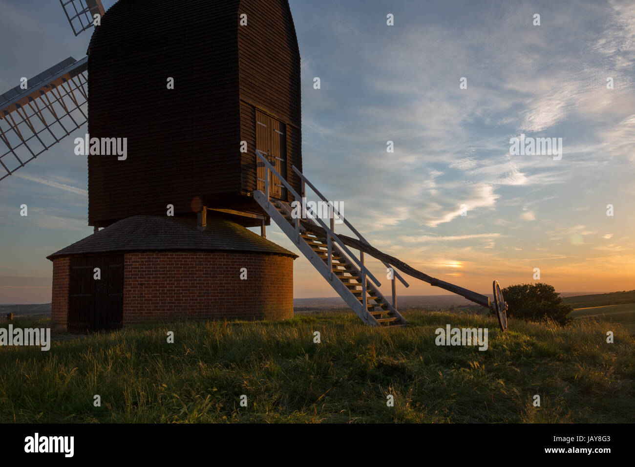 Die Mühle am Brill bei Sonnenuntergang auf einem schönen Juni abends. Stockfoto