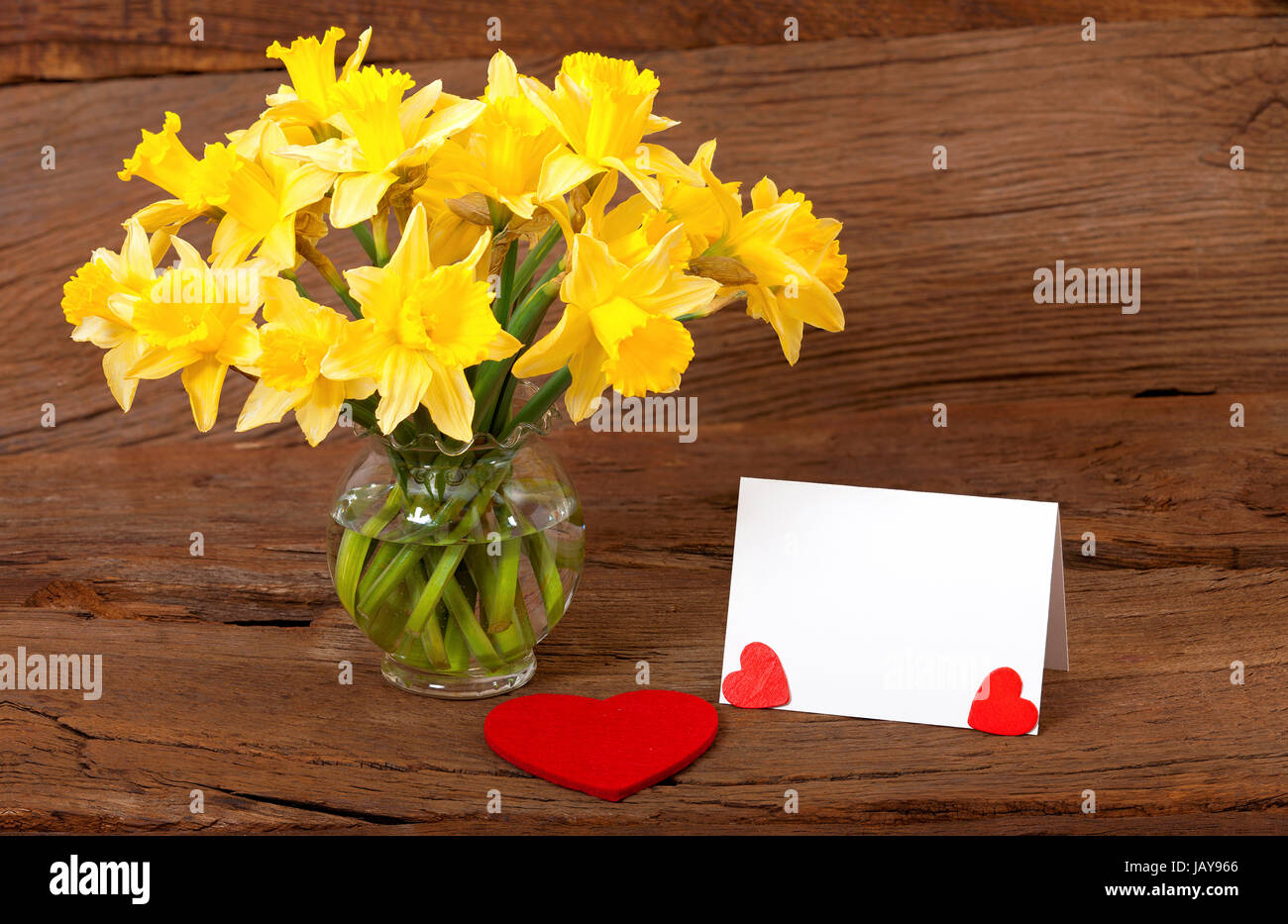 Leere Weiße Karte Mit Textfreiraum Neben Einem Blumenstrauß Auf Einen Rustikalem Holzuntergrund Stockfoto