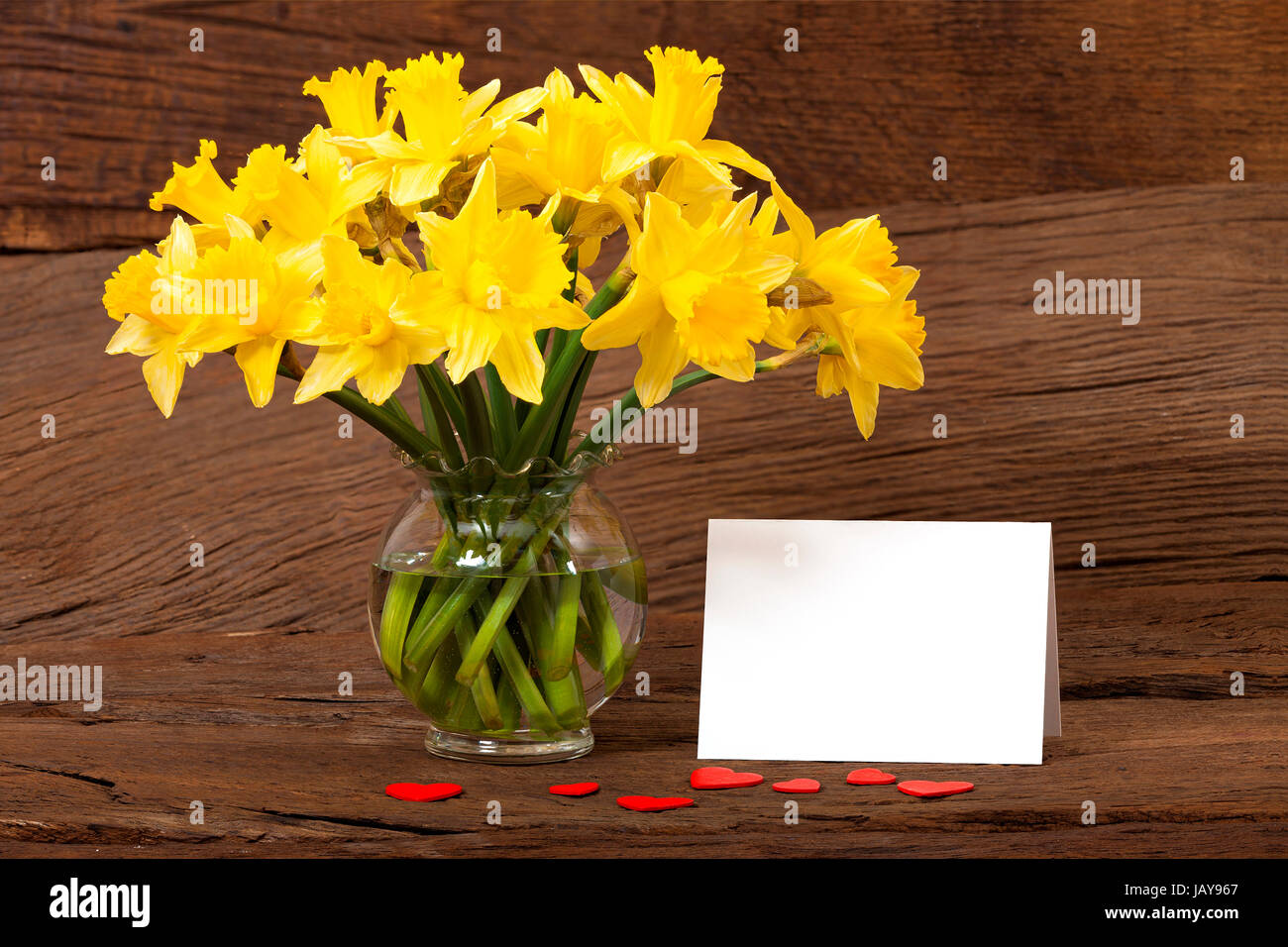 Leere Weiße Karte Mit Textfreiraum Neben Einem Blumenstrauß Auf Einen Rustikalem Holzuntergrund Stockfoto