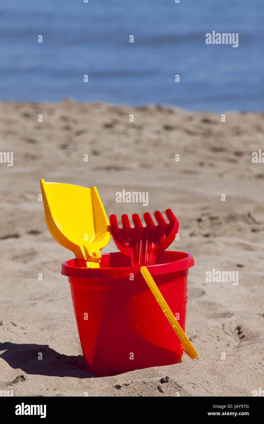 Buntes Spielzeug aus Plastik bin Strand Im Hintergrund Das Meer Stockfoto