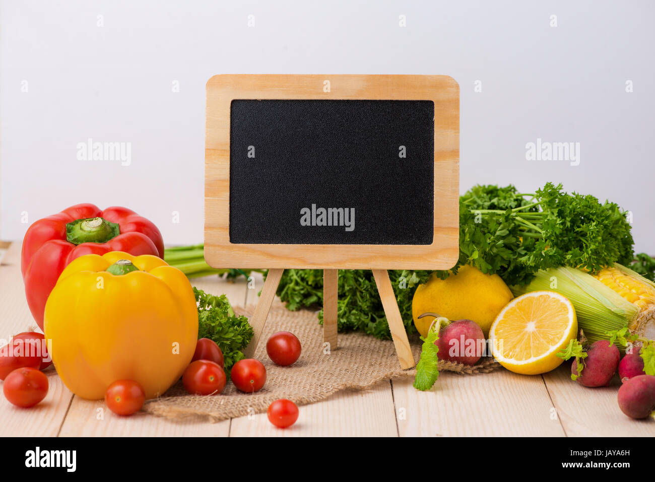 Frischer Salat und Tafel zum Kochen Rezepte, kostenlose Kopie Raum Stockfoto