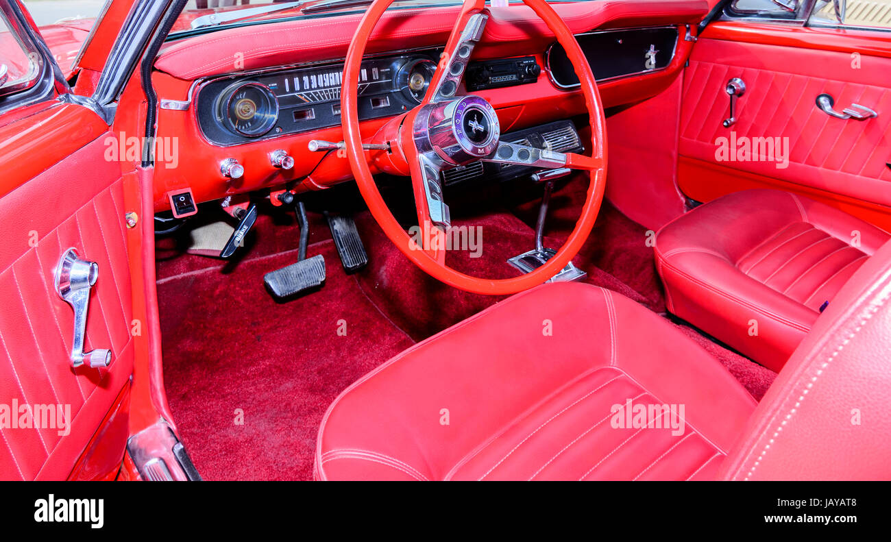 Delhi, Indien - 7. Februar 2016: Nahaufnahme eines 1964 1/2 Ford Mustang Dashboards auf die 21 Gun Salute internationale Oldtimer-Rallye Stockfoto