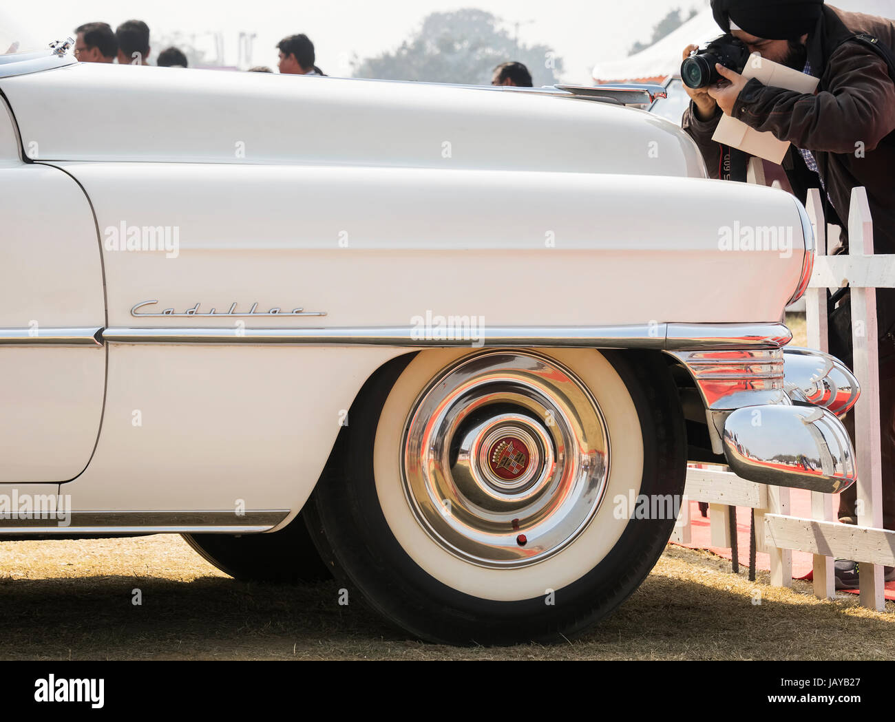 Neu-Delhi, Indien - 6. Februar 2016: Classic Oldtimer Cadillac Series 62 2-türige Cabrio Oldtimer in weißer Farbe auf dem Display an Red Fort, New Del Stockfoto
