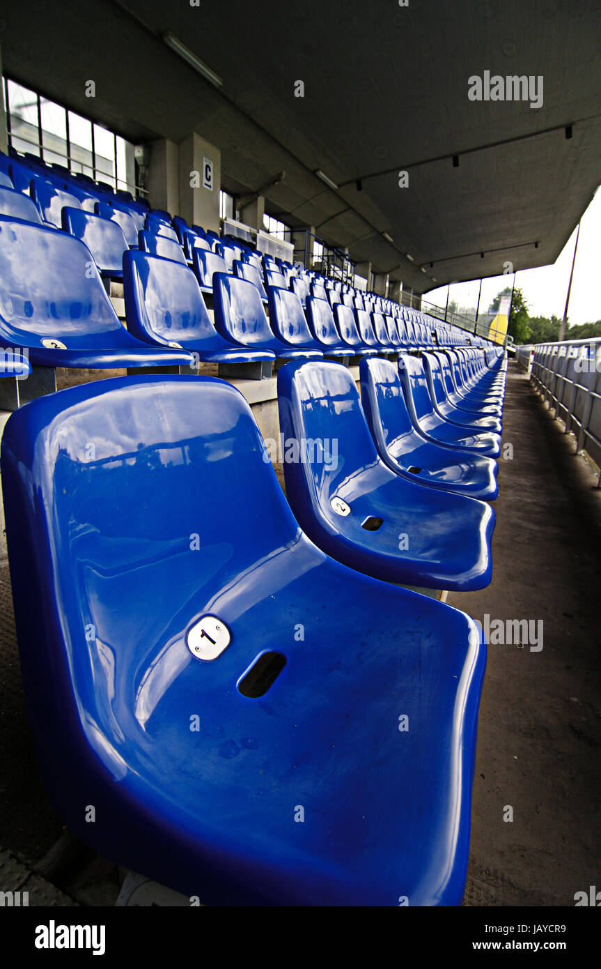 blaue Sitze in einem Stadion Stockfoto