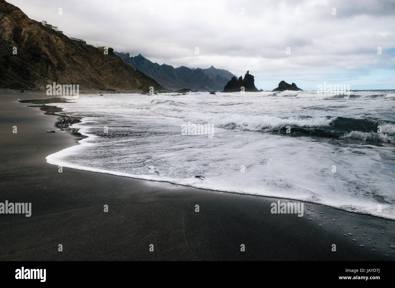 Wilden Benijo Strand mit großen Wellen und schwarzer Sandstrand an der Nordküste der Insel Teneriffa, Spanien Stockfoto