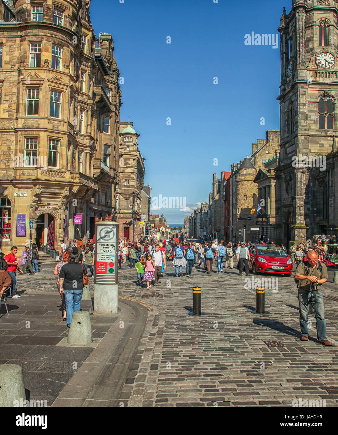 EDINBURGH - 26 Juli: Menschen an der Royal Mile Hauptverkehrsstraße am 26. Juli 2011 in Edinburgh, läuft Scotland.The Royal Mile bergab zwischen Edinburgh C Stockfoto