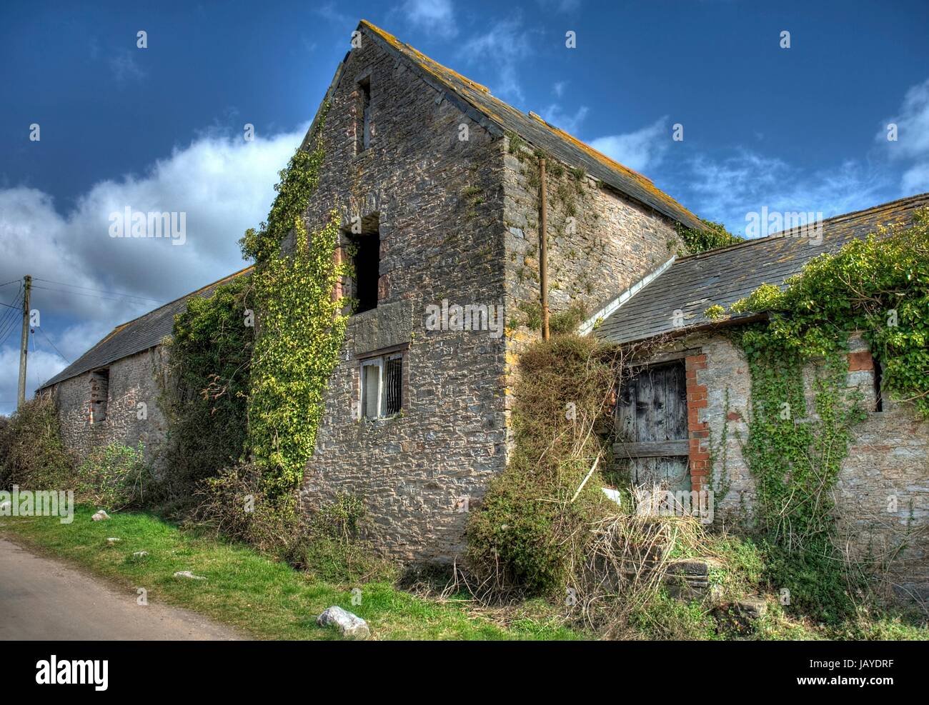 Alten verwilderten Scheunen in Churston Ferrers, Devon, England. Stockfoto