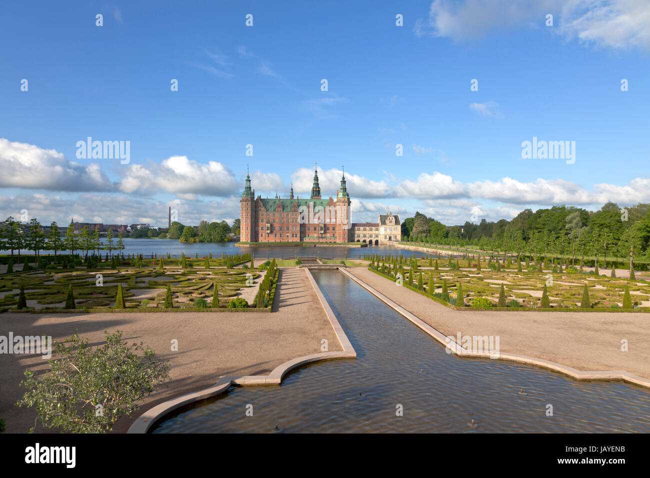 Das Schloss Frederiksborg im niederländischen Renaissance-Stil und der Garten im Stil des Barock und der Kanal der Wasserkaskade in Hillerød, Nordsealand, Dänemark. Stockfoto