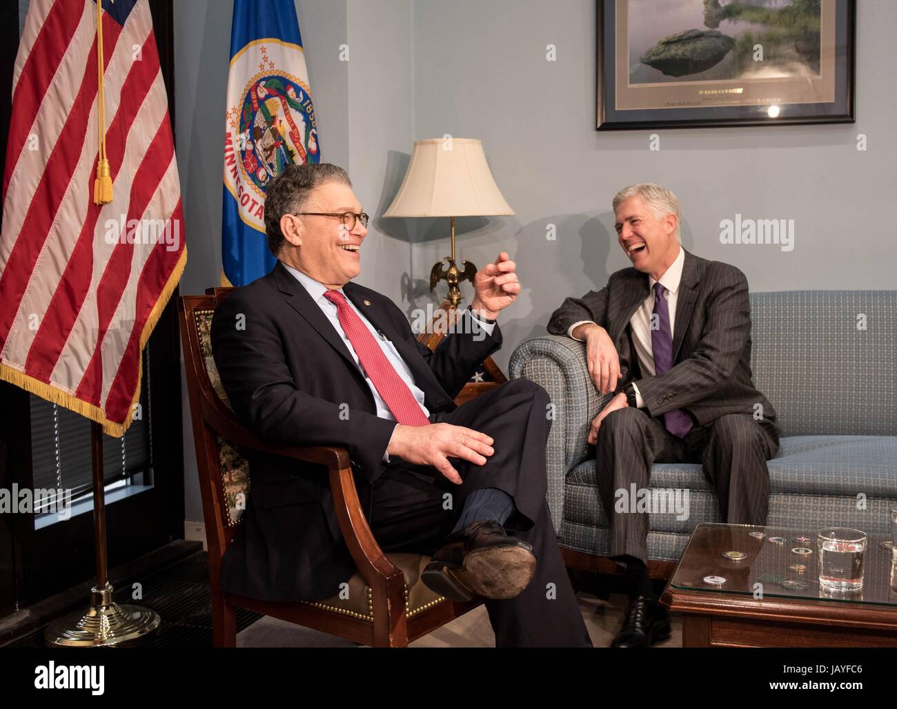 US-Senator Al Franken, links, Aktien einen hellen Moment mit Supreme Court Justice Kandidat Neil Gorsuch während ihrer Sitzung auf dem Capitol Hill 7. März 2017 in Washington, DC. Stockfoto