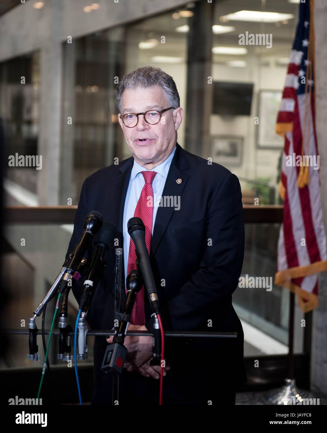 US-Senator Al Franken spricht zu den Reportern vor seinem Büro im Senat Hart Gebäude 7. März 2017 in Washington, DC. Stockfoto